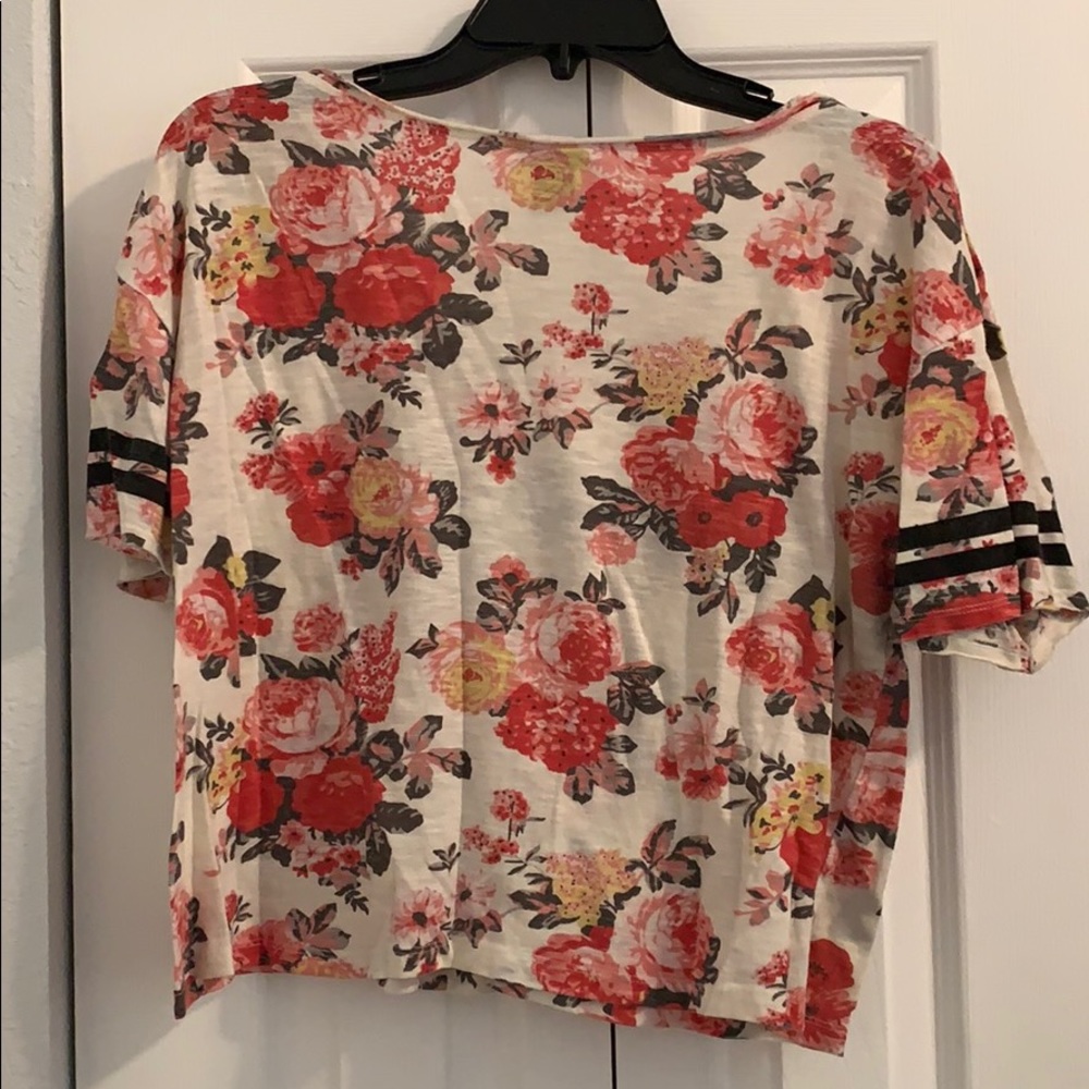 Floral crop top is perfect for summer! - Picture 2 of 2
